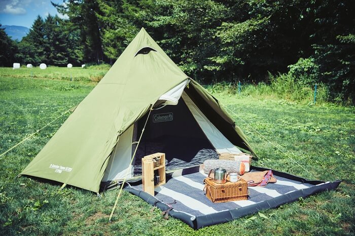 กางเต็นท์โคลแมน teepee 325 กลางสนามหญ้าเขียวขจึ