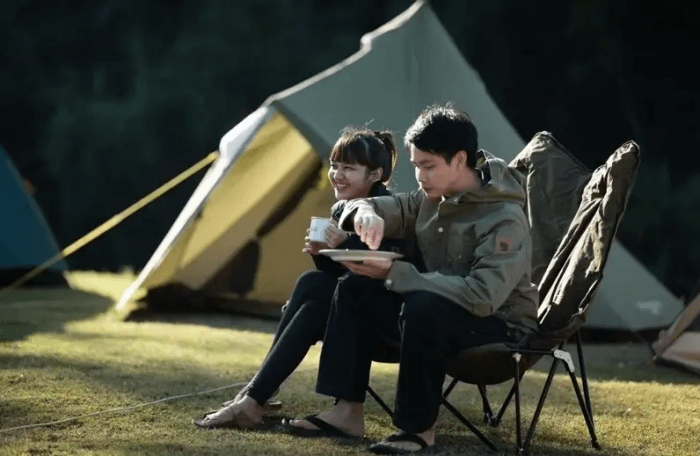 กางเต็นท์นั่งดื่มชิวๆ กับคู่รัก