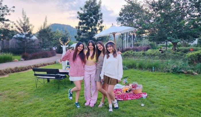 ถ้ายรูปชิคๆ กับเพื่อนรู้ใจ